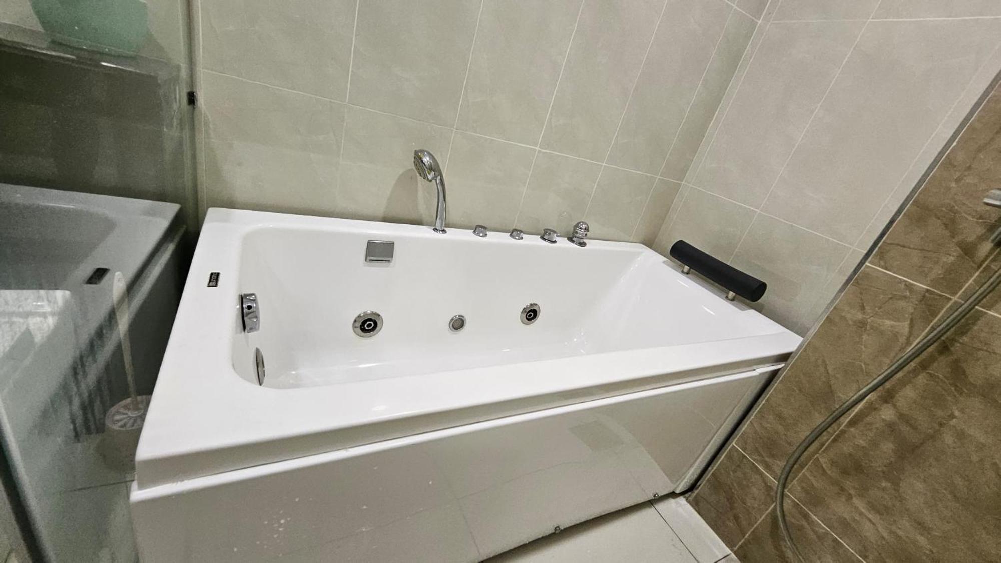 Paragon With Private Jacuzzi Near Ciq Rts *