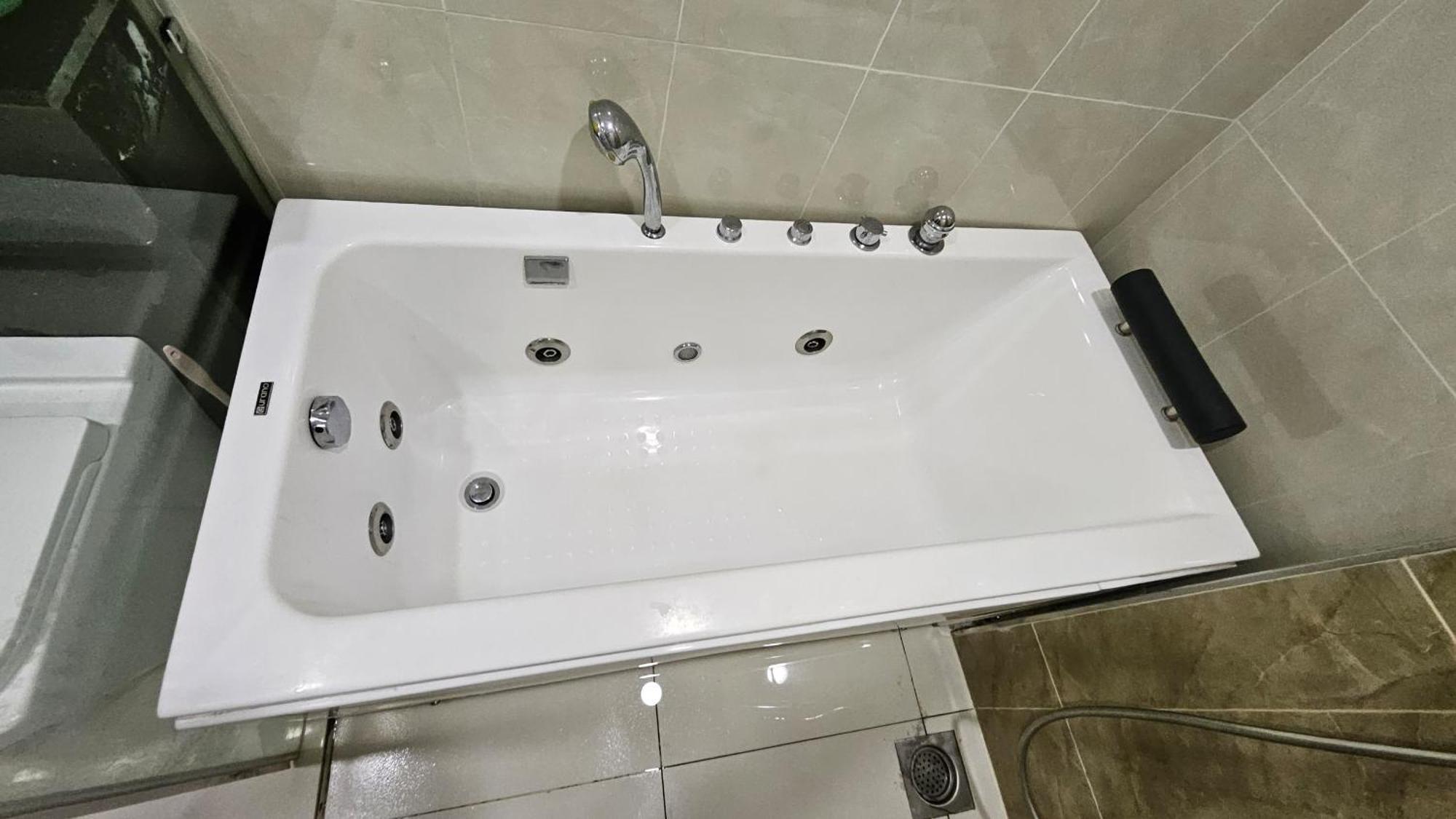 Paragon With Private Jacuzzi Near Ciq Rts Johor Bahru