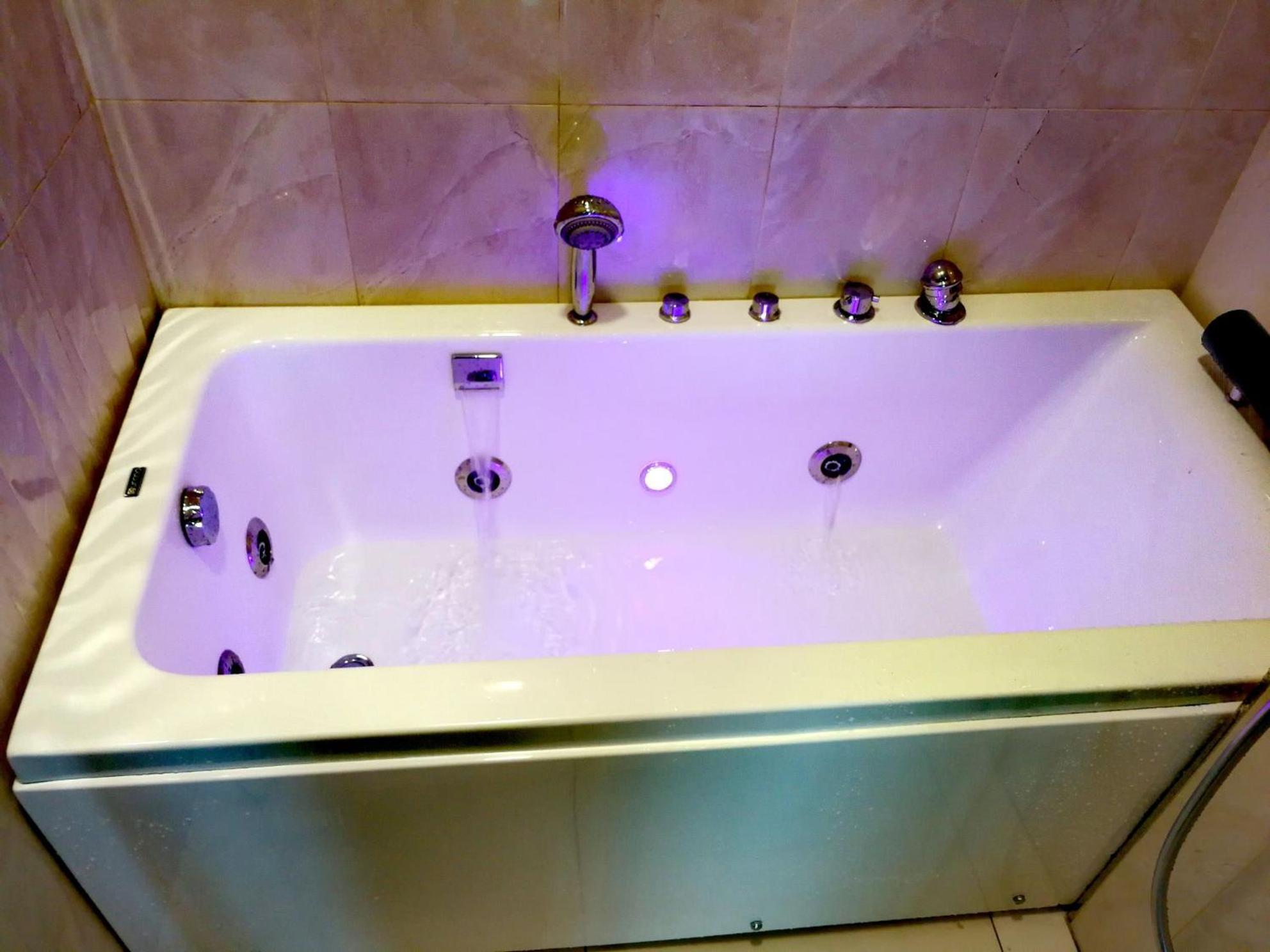 Paragon With Private Jacuzzi Near Ciq Rts *