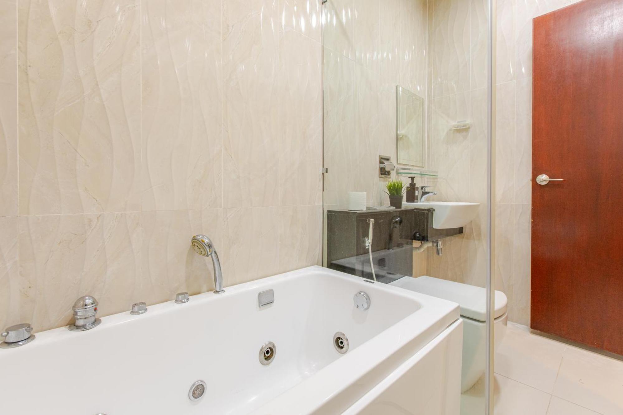 Paragon With Private Jacuzzi Near Ciq Rts